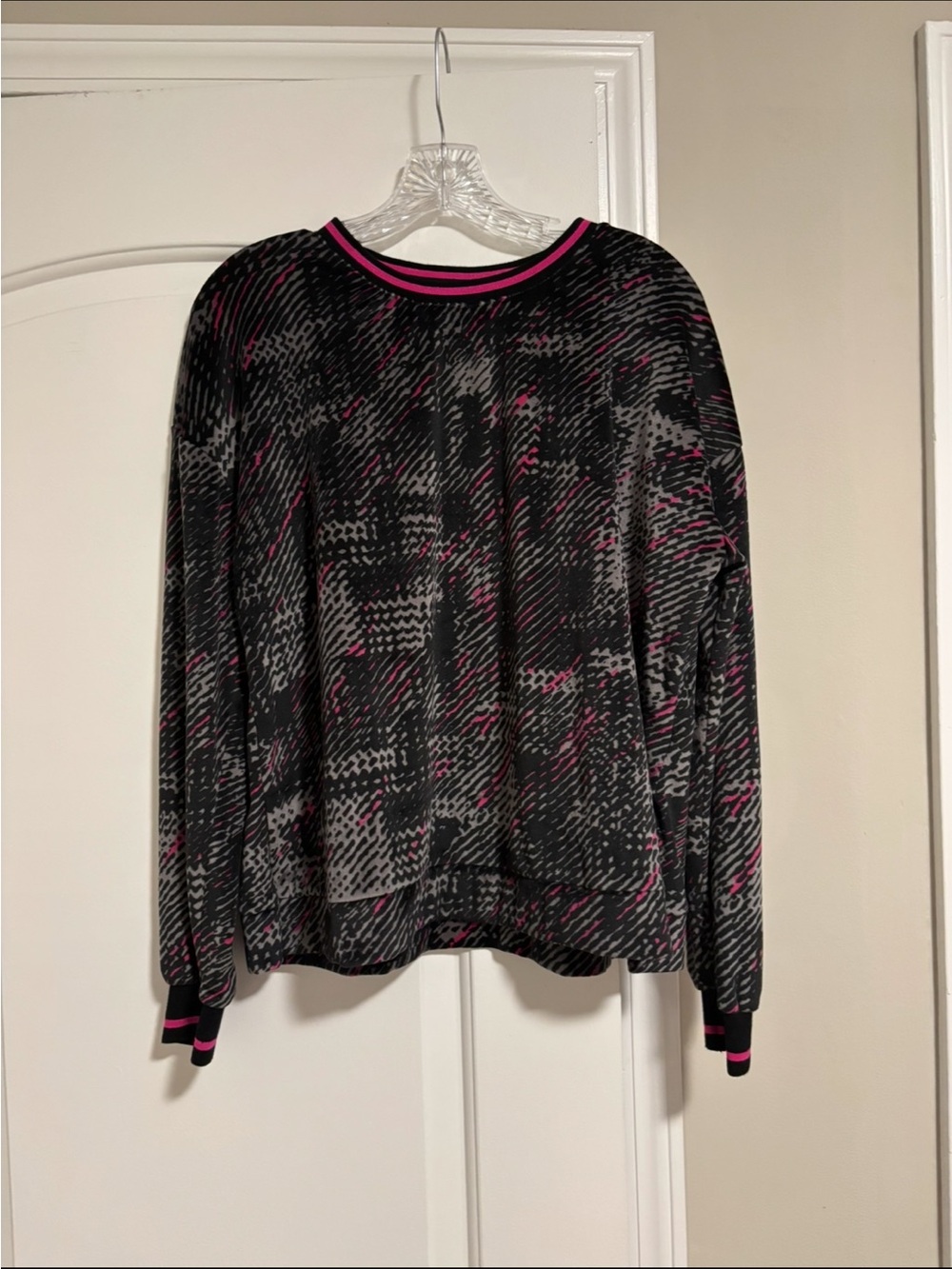 Simply Vera Verawang, Women’s Black and Pink Patterned Long-Sleeve Top, Size S